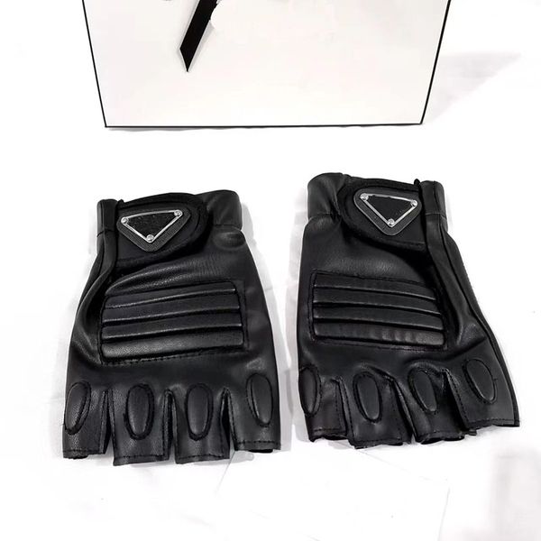 Design Luvas Luvas esportivas de couro com meio dedo, marca interna de pele, pretas com etiqueta no atacado