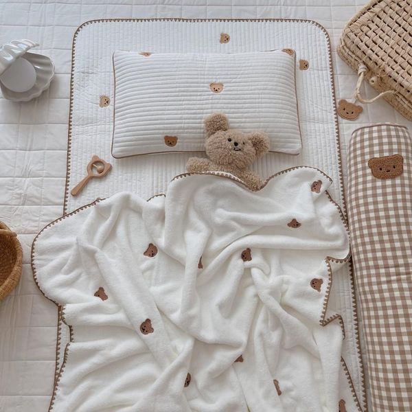 Coperte Fasce in pile coreano Coperta per bambini Coperta per orso Ricamo Biancheria da letto per neonati Cestino di Mosè Copri per culla Copri per passeggino