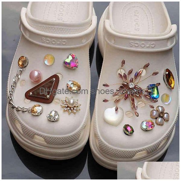 Parti di scarpe Accessori Gioielli fai da te Scarpe Catene Designer Strass Ragazza Regalo Perla Decaration Metallo Farfalla Rivetto Charms per Cr Dhro2