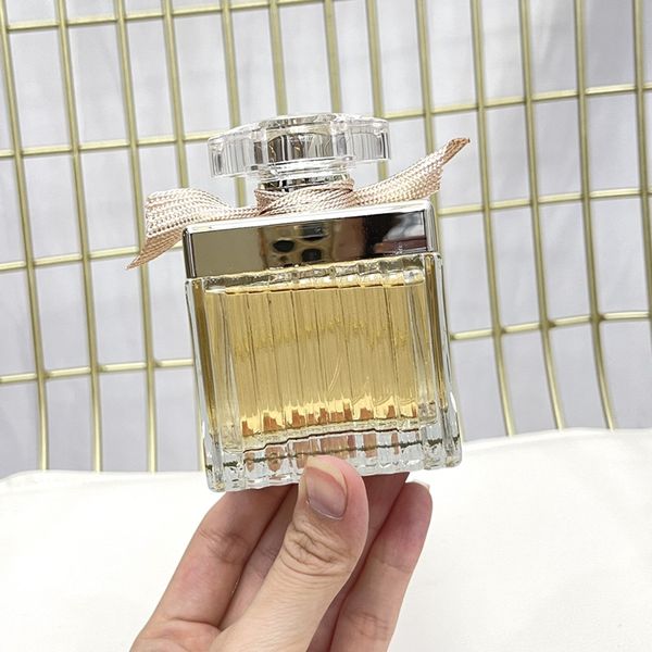 Tasarımcı Lüks Parfüm Kadın Gülleri Eau De Parfum Kokusu Yüksek Kaliteli Çiçek Notları Cam Şişe Doğal Sprey EDT 75ml 2.5floz Hızlı Teslimat