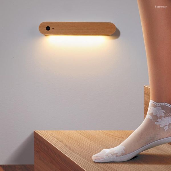 Luci notturne Led Sensore di movimento leggero in legno USB wireless magnetico Lampada da armadio per soggiorno Camera da letto Armadio Scale Illuminazione