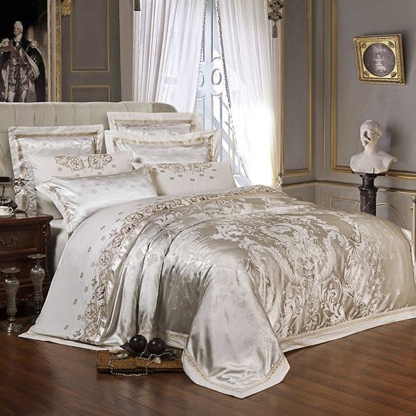 Set di biancheria da letto Silver Gold Luxury Silk Satin Jacquard Down Copripiumino Biancheria da letto Grande ricamo 230410