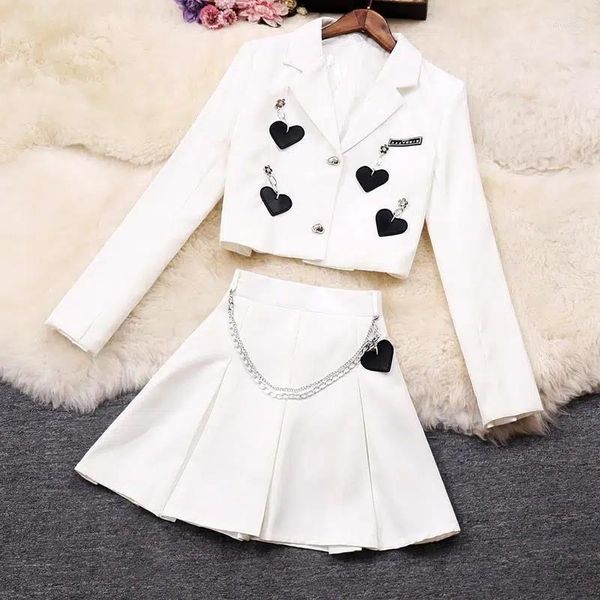 Feminino Feminino 2023 Spring Autumn Women's Wear Pingente Love Small Suit Coat High Cídhar Mini Saia Planejada Halnte Curta Mulheres