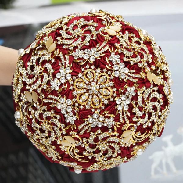 Fiori decorativi fatti a mano, cristalli dorati e spille completamente ricoperte da strass. Lussuoso bouquet di fiori per decorazioni nuziali