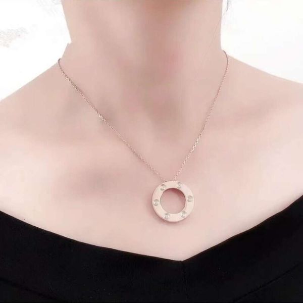 Colar grande de ouro rosa com diamante para bolo, para nicho feminino, sofisticado e moderno, aço titânio versátil, corrente de ossos que não desbota