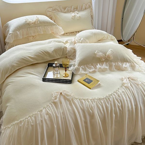 Set di biancheria da letto Set di biancheria da letto in velluto beige Stile coreano Principessa Chiffon Pizzo Fiocco Copripiumino Lenzuolo Federe Caldo inverno Tessili per la casa 231110