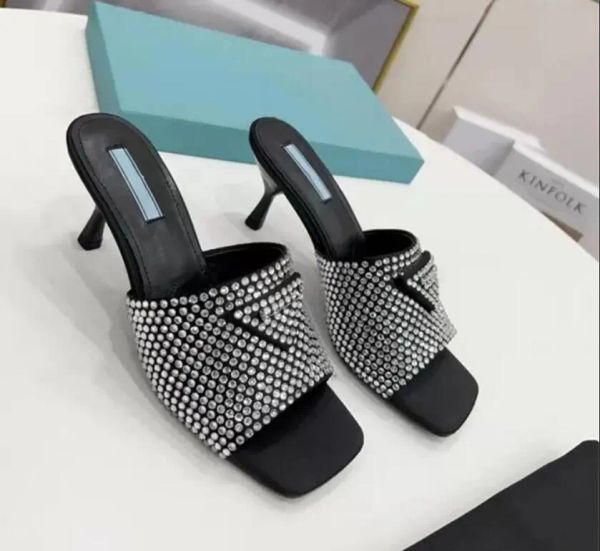 2023 Frühjahr Neue Kristall-Diamant-Hausschuhe, ikonischer quadratischer Kopf, hochhackige Damenschuhe, Designer-Frauen, sexy Perlen-Strass-Strandsandalen, Größe 35–40