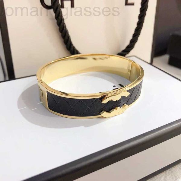 Armreif Designer Design Gold Armband für Frauen Luxusmarke Geschenk Manschette Schwarz Liebe 18 Karat Romantische Mädchen Frühling Schmuck Edelstahl Schmuck Großhandel KPMT