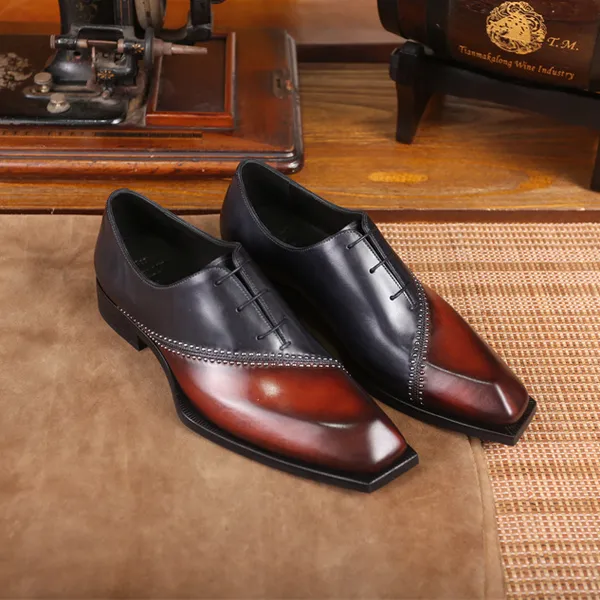 Berluti el yapımı el boyalı vintage vintage işçilik, üst düzey Oxford erkeklerin resmi deri ayakkabıları zevkinizi ve benzersiz tarzını sergiliyor.
