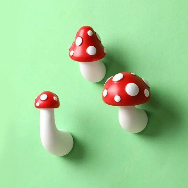 Ímãs de geladeira 3pcs 3D cogumelo vermelho ímãs de geladeira de resina ímãs criativos clipes magnéticos para geladeira decoração de escritório em casa 231110