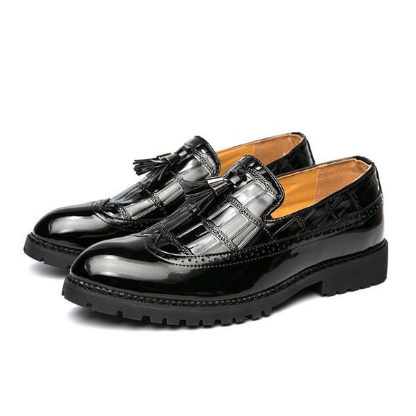 Sapatos de couro de lúcleo de luxo deslizam em sapatos formais para homens de ponta de ponta para homens para homens elegantes sapatos casuais de negócios elegantes