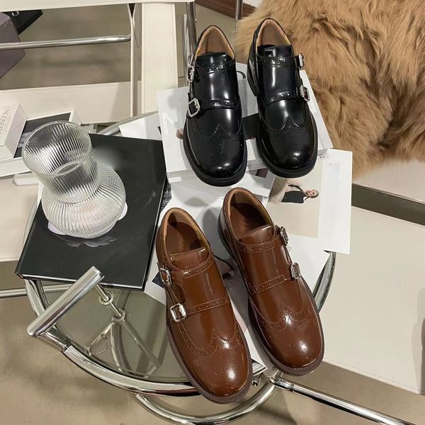 Neue Monk-Schuhe im britischen Stil mit Doppelschnallen-Design. Kleine britische Damen-Lederschuhe mit runder Zehenpartie