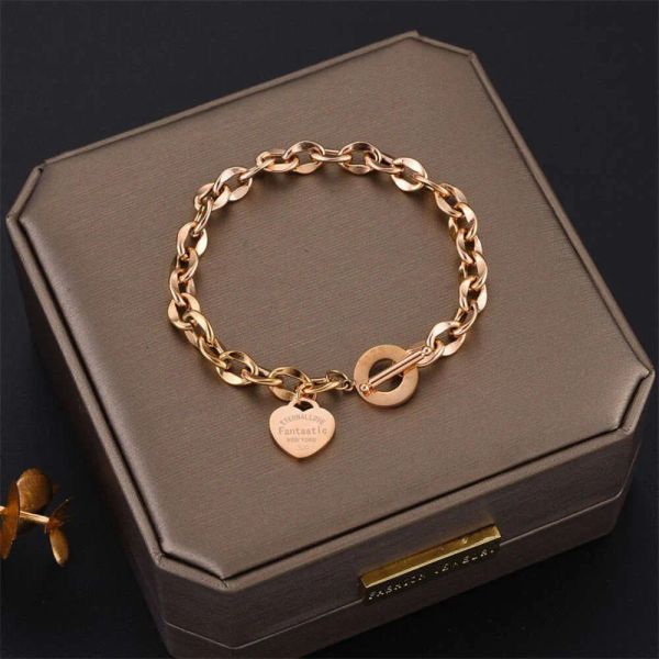 Bracciale di design nuovo di zecca con cinturino a vento in titanio oro da donna con fibbia Love Bracciale a cuore in acciaio inossidabile serie T. Regalo di Natale preferito