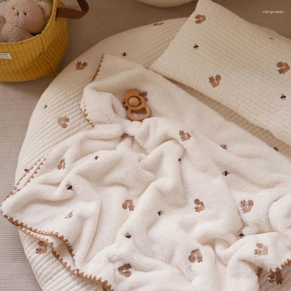 Decken Gestickte Bär Baby Decke Warme Weiche Fleece Handtuch Born Swaddling Wrap Baumwolle Infant Bettwäsche Kinderwagen Abdeckung Winter