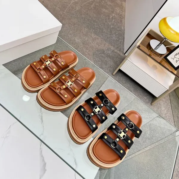 Pantofole con plateau piatto leggermente lussuose Triomphe impreziosito Sandali in pelle scarpe con punta aperta designer di lusso per le donne appartamenti per le vacanze calzature da fabbrica di sandali