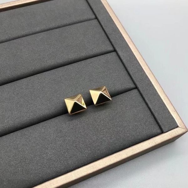 Einfache exquisite 18 Karat vergoldete Niet-Ohrstecker für Männer Frauen Persönlichkeit Designer Eardrops Charm Letter Studs