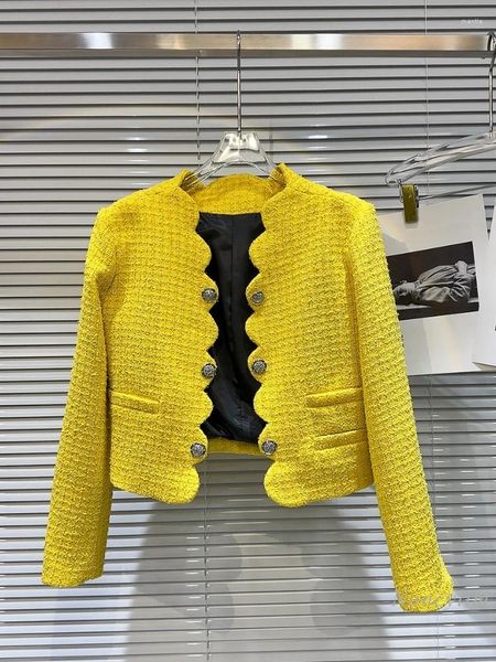 Женские куртки 2023, зимняя короткая желтая твидовая куртка для женщин, шикарное пальто со стразами и пряжкой с волнистыми краями, темпераментное пальто с подкладкой на плечах