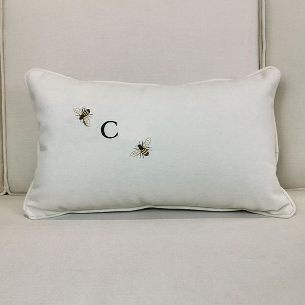 Mobiliário de travesseiros macios de travesseiros de designer Pounhores de abelhas letras bordadas icônicas para luxuosas ministras de cor sólida Creativ Capa de travesseiro Cotton Chic Chic JF005 E23