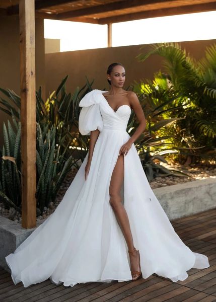 Abiti da sposa lunghi eleganti Una spalla in chiffon maniche corte gonfie con fiocco A Line Sweep Train Abiti da sposa