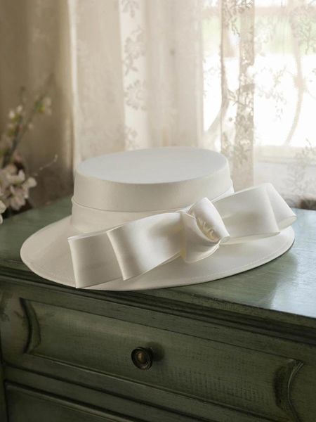 Boinas Vintage Branco Cetim Plano Fedoras Mulheres Grande Arco Fascinator Chapéu Headwear Noiva 2023 Senhoras Elegantes Festa de Chá Formal Casamento