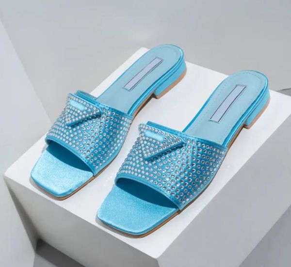 Tasarımcı Slaytlar Kadınlar Lüks Terlik Rhinestone Slipon Sandallar Yaz Slide bayanlar Beach Seksi Tıknaz Topuklar Moda Sandal Üçgen Düşük Topuk Saplama Ayakkabı