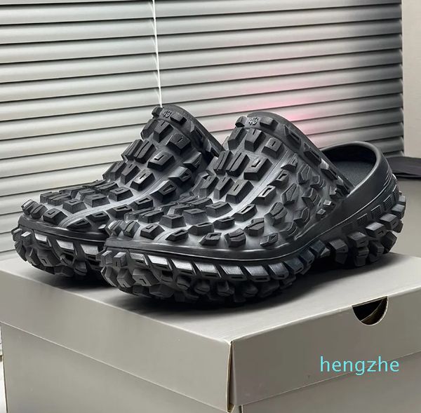 Mens Sandals Tasarımcısı Sandalsc Terlik İkonik şekiller ve yenilikçi lastikler sırtları sıradan retro moda sandalet tek beden daha büyük 38-46
