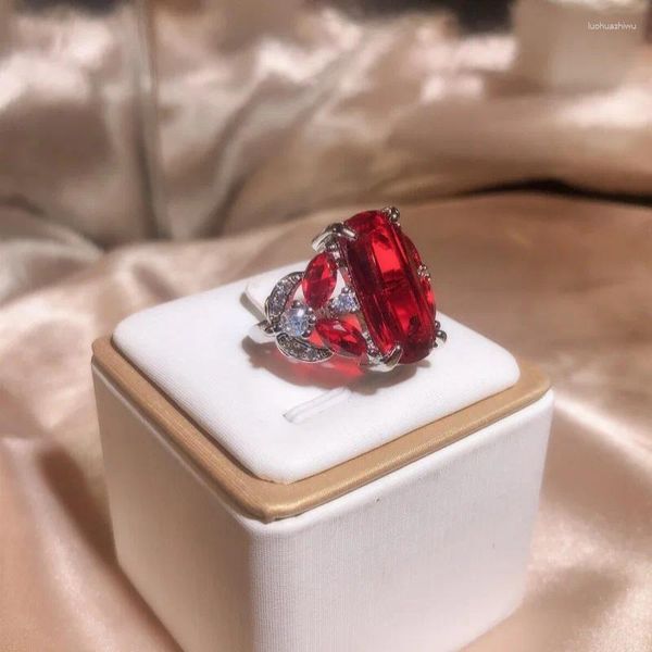 Küme halkaları yüksek kaliteli modaya uygun kırmızı değerli taş taş 925 STERLING Gümüş Bayanlar Ring Tanıtım Takı Kadınlar için Noel Hediyeleri Solma