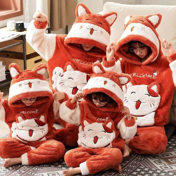 Abiti coordinati per la famiglia Inverno GenitoreFiglio Pigiama Set Addensare Pigiama Indumenti da notte Donna Uomo Pigiama Bambino Cartone animato Gatto Abbigliamento per il tempo libero 231113