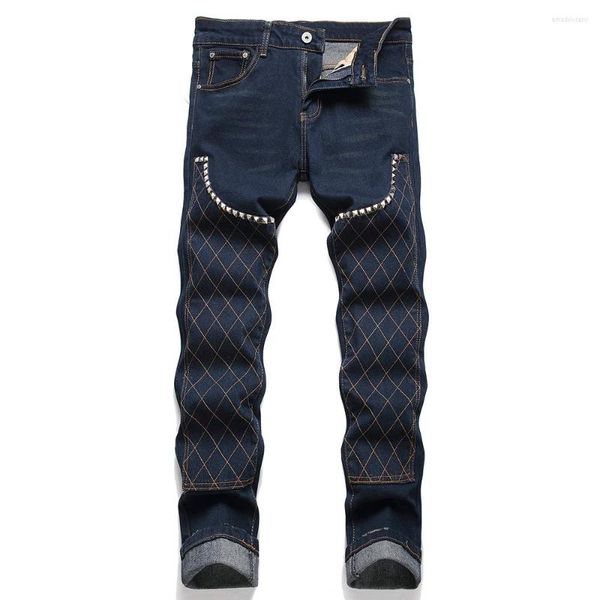 Jeans masculinos Men do rebite punk Verifique as calças jeans de jeans de bordado