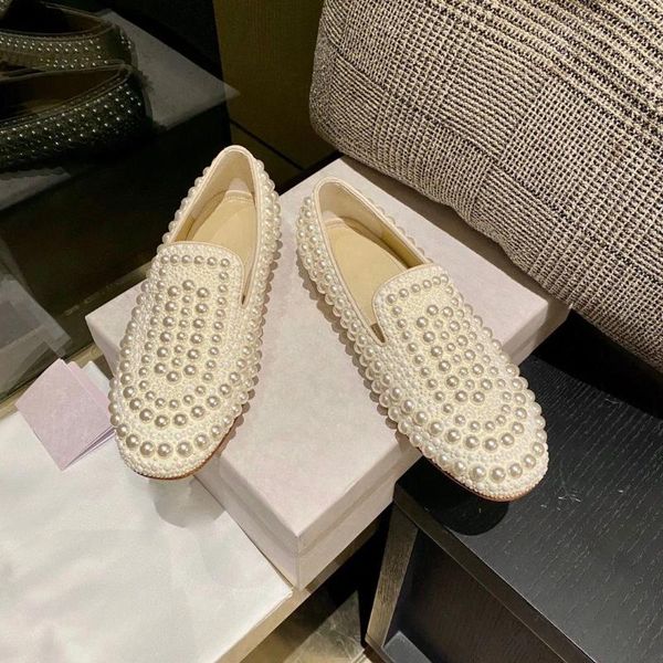 Sapatos de vestido Mulheres de luxo mocassins slip-on string bead 2023 primavera verão para saltos baixos brancos designer exclusivo