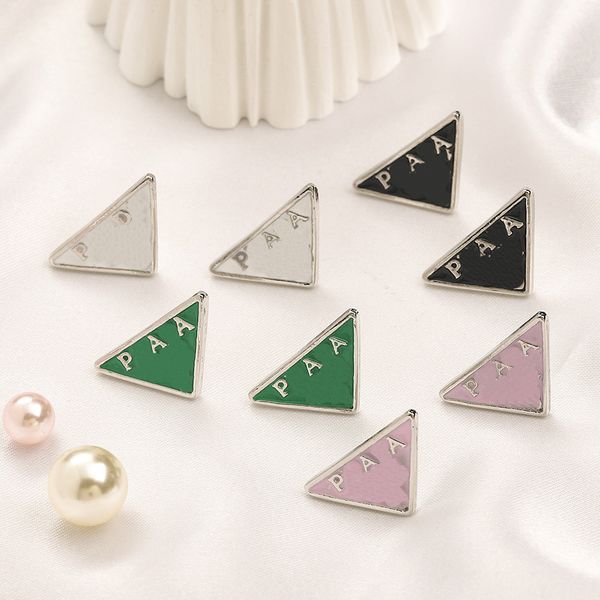 Designer Triangle Stud 2023 Nuovo stile Amore Donna Acciaio inossidabile Nero Lettera Orecchini Famiglia Regalo Gioielli all'ingrosso