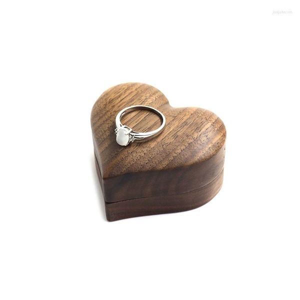 Sacchetti per gioielli F19D Scatola per anelli di fidanzamento in legno di noce rustico con coperchio magnetico a forma di cuore