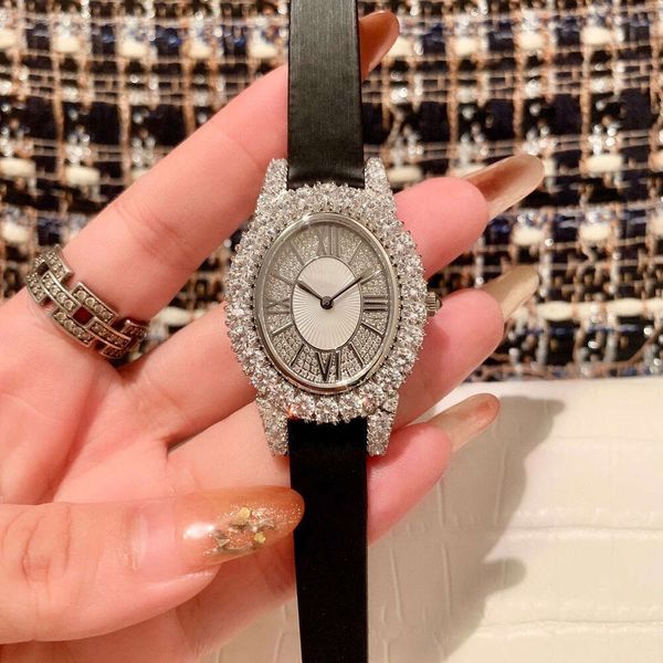 Chopadrss ha preferito il nuovo squisito orologio da donna inglese con set ovale della serie di gioielli con diamanti pieni