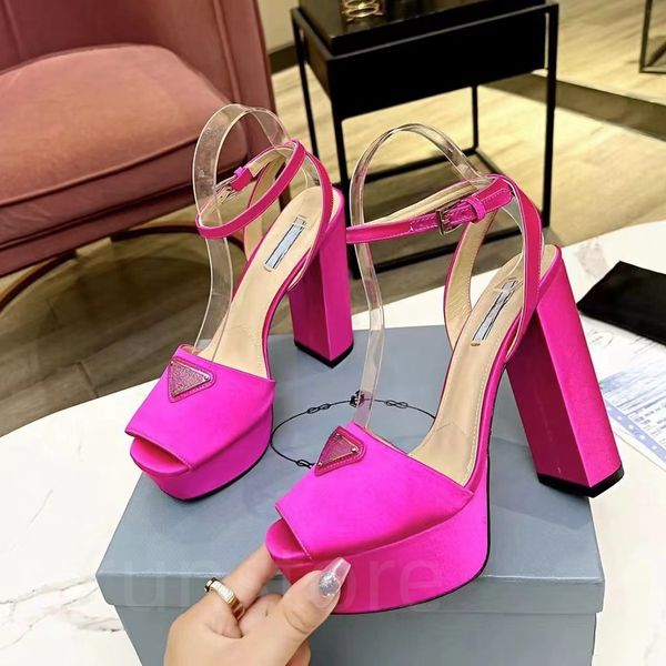 Kadın sandalet tasarımcıları ayakkabı platformu topuklar moda saten patent deri üçgen toka dekorasyonu 13cm yüksek topuklu ayakkabılar düğün partisi 35-42
