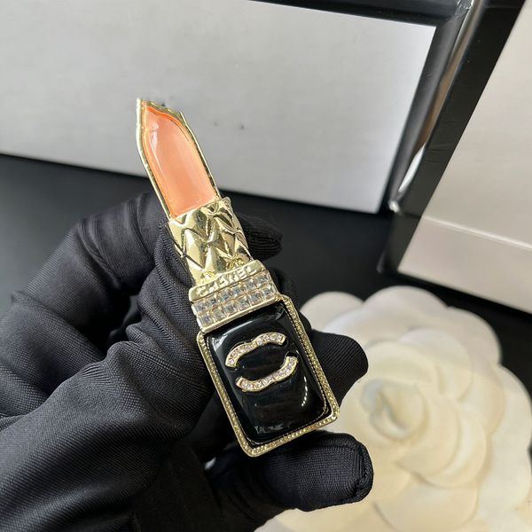 Marca designer de aço inoxidável carta broches batom design feminino banhado a ouro terno laple pino metal moda jóias d098