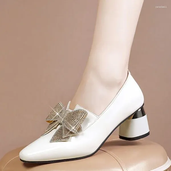 Sapatos de vestido branco festa única para mulheres 2023 primavera e outono apontou cabeça elegante diamante nó quadrado salto couro