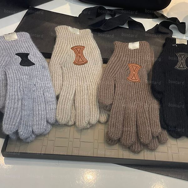 Дизайнерские вязаные перчатки с буквами. Шикарные зимние теплые перчатки. Перчатки с пятью пальцами. Варежки с коробкой.