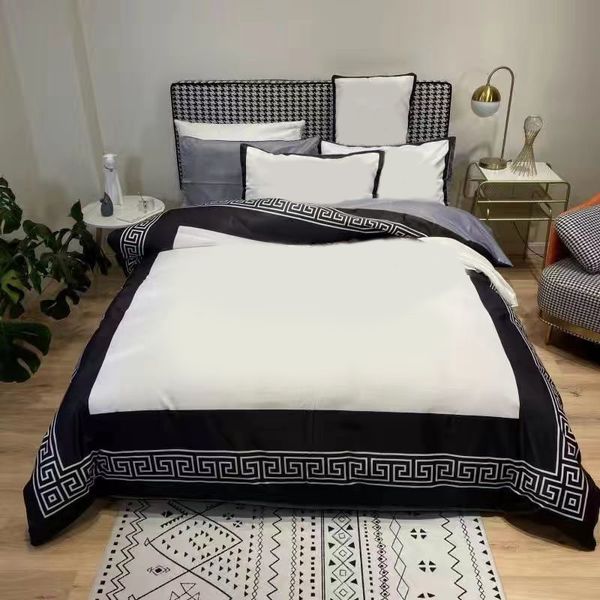 Designer coletores de cama preta quente e macia Conjuntos de cama queen consolador de luxo 4pcs Seda de seda Acessório de quarto de alta qualidade Conjuntos de cama King Size JF003 C23