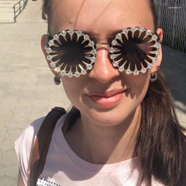 Sonnenbrille mit rundem Rahmen, Strass, handgefertigt, Metallnieten, übertriebene Sonnenbrille, Vintage-Persönlichkeitstöne, Diamantbesatz für Geschenke