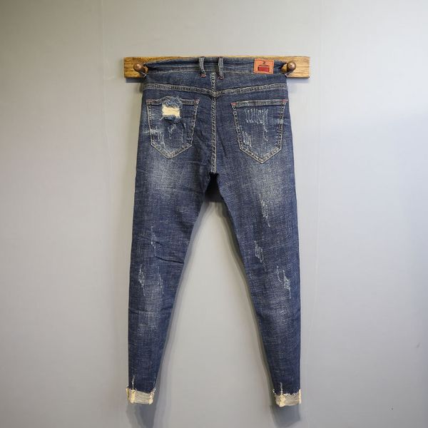 Pantaloni da uomo Moda all'ingrosso Senza stiratura vita bassa lavaggio pantaloni con bordo grezzo pantaloni piedi sottili pantaloni da uomo primavera strappata fori jeans lunghezza caviglia 230414