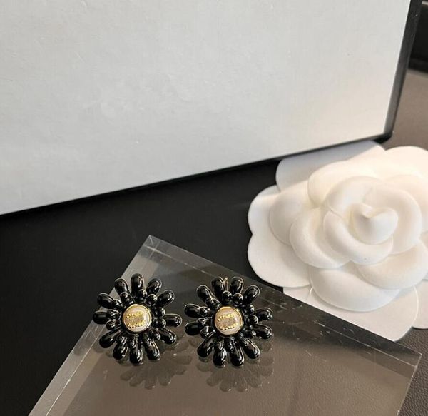 Orecchini con doppia lettera di marca di design di fascia alta Orecchini con doppia lettera da donna Geometria fiore nero Orecchino Eardrop Accessori semplici per gioielli da sposa di San Valentino di alta qualità