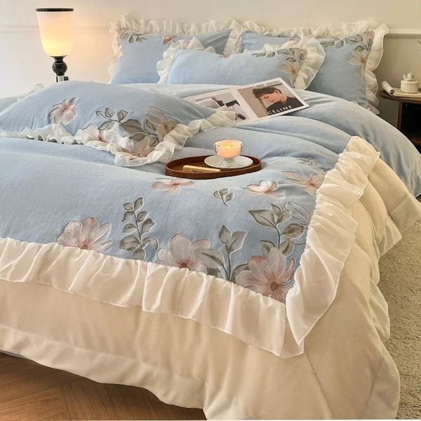 Set di biancheria da letto Inverno Latte Corallo Velluto Set di quattro pezzi Pizzo ricamato Autunno e inverno Addensato Caldo Copripiumino per ragazza Lenzuola Biancheria da letto 231114