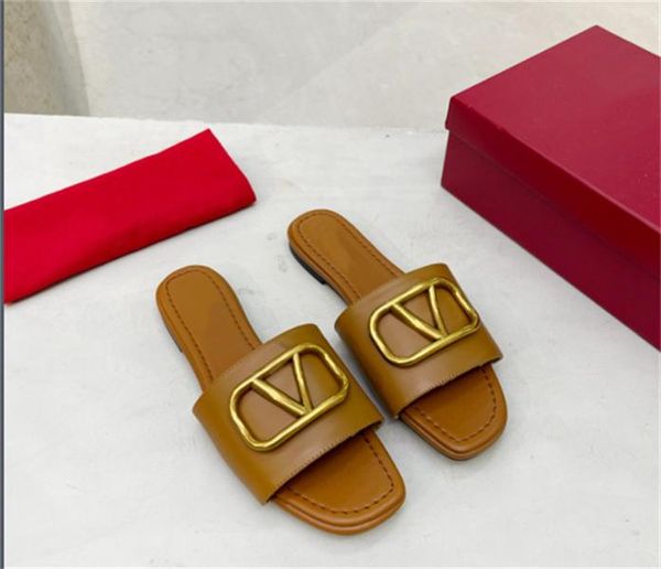 Klassische neue Designer-Damensandalen, Hausschuhe mit charakteristischem genarbtem Leder und dekorativen Elementen