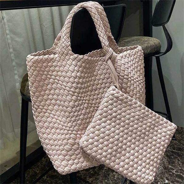 A bolsa de tecido venetasbottegas é elegante, fofa e tem grande capacidade. Balde portátil para pequenos grupos, elegante e versátil. Tecido feminino feito à mão