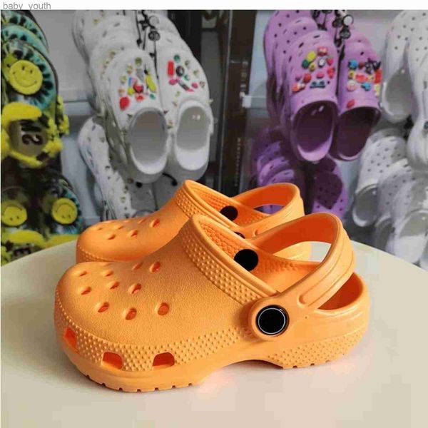 Slipper Kids Flip Flip Slippers Designer Crianças Croc Sandals Hole Cog Boys Garotas Sapatos de praia Infantas bebês casuais verão jovens deslizam luz