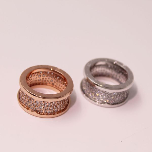 Фирменное кольцо с боковыми камнями 18 тыс. Золото, наполненное бриллиантом и весенним мужским модным ювелирным кольцом.