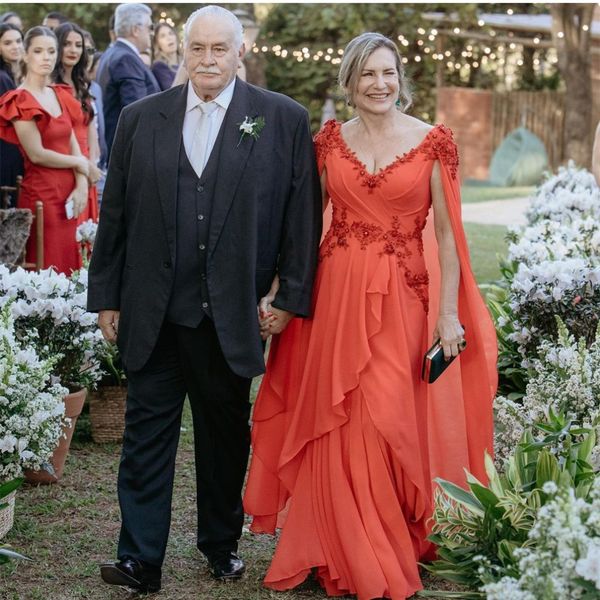 Mãe das noivas vestidos com capa a linha com decote em v chiffon vestido de convidado de casamento renda apliques tiere longo vestido de noite formal