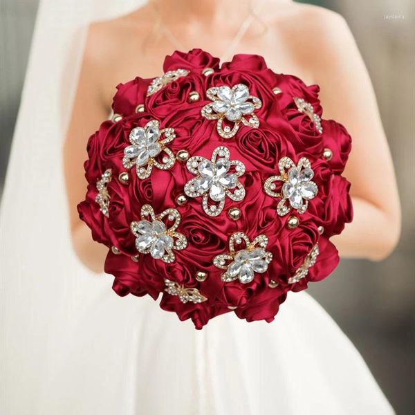 Dekorative Blumen, die burgunderfarbene Braut- und Brautjungfern-Hochzeitssträuße verkaufen