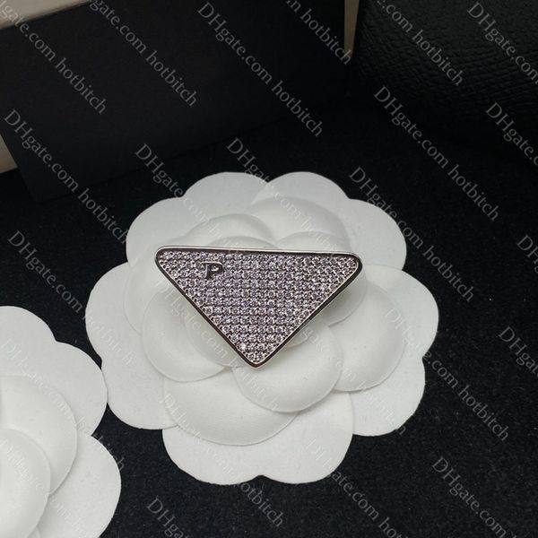 Spille con diamanti a triangolo Spille da donna Spille da bavero con lettere di lusso Spilla di design con spilla Gioielli con confezione regalo