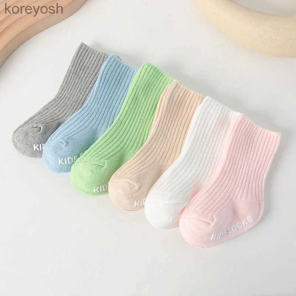 Çocuklar SOCKS 0-3Y Yürümenleri için Katı Beyaz Mektup Zemin Çocuk Yeni doğan bebek kız bebek erkek çocuk yumuşak pamuk kaymaz dikey şerit stockingl231114